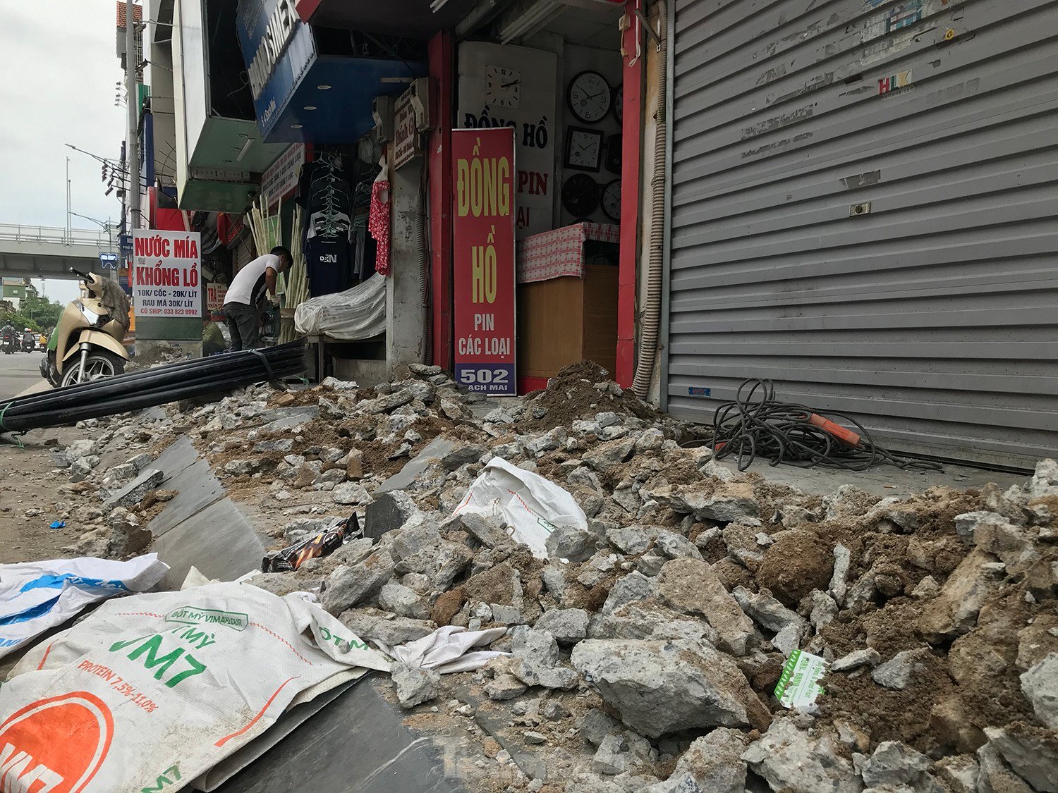 Hanoi: After paving the sidewalk, use a chisel to dig it up to put underground water pipes photo 6