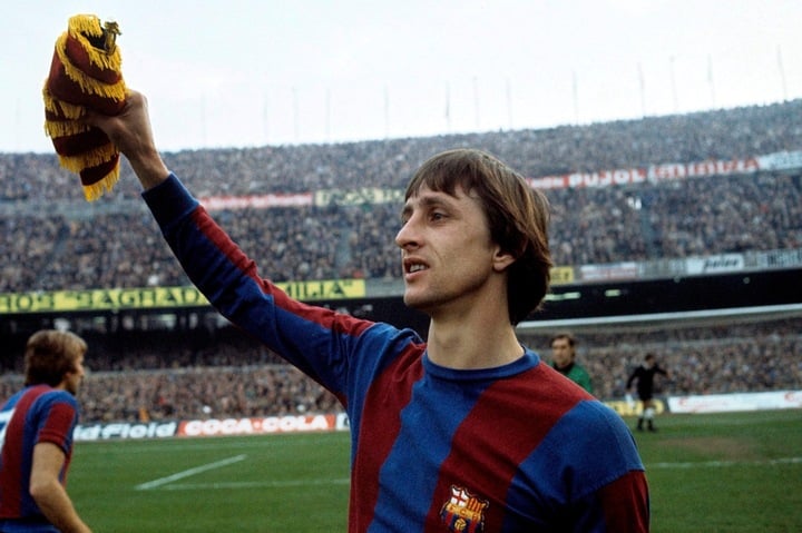 Johan Cruyff reste la plus grande légende du football néerlandais. Il est célèbre pour ses feintes de tir et ses dribbles pour dépasser ses adversaires. Cruyff a même inventé une technique de rotation bizarre, plus tard nommée d'après lui-même, le « Cruyff turn ». Il a remporté le Ballon d'Or en 1971, 1973 et 1974. Après sa retraite, il a étendu sa philosophie d'attaque totale aux meilleures équipes européennes telles que Barcelone et l'Ajax. C'est la base sur laquelle Frank Rijkaard et Pep Guardiola pourront poursuivre leur héritage au Camp Nou.