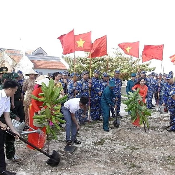 Huyện đảo Trường Sa hưởng ứng Tết trồng cây đầu năm mới