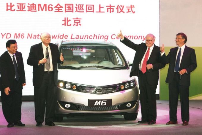 2010年に北京で行われたBYDの自動車発表会に出席したウォーレン・バフェット氏（赤いネクタイ）。写真：新華社