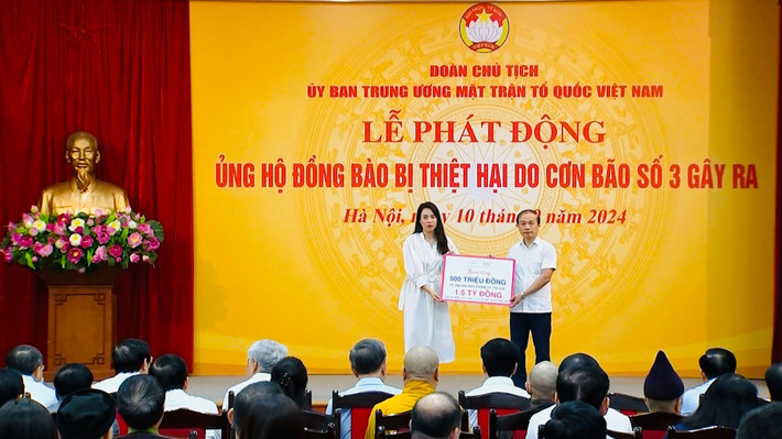 Như Trang trao tại MTTQ.jpg