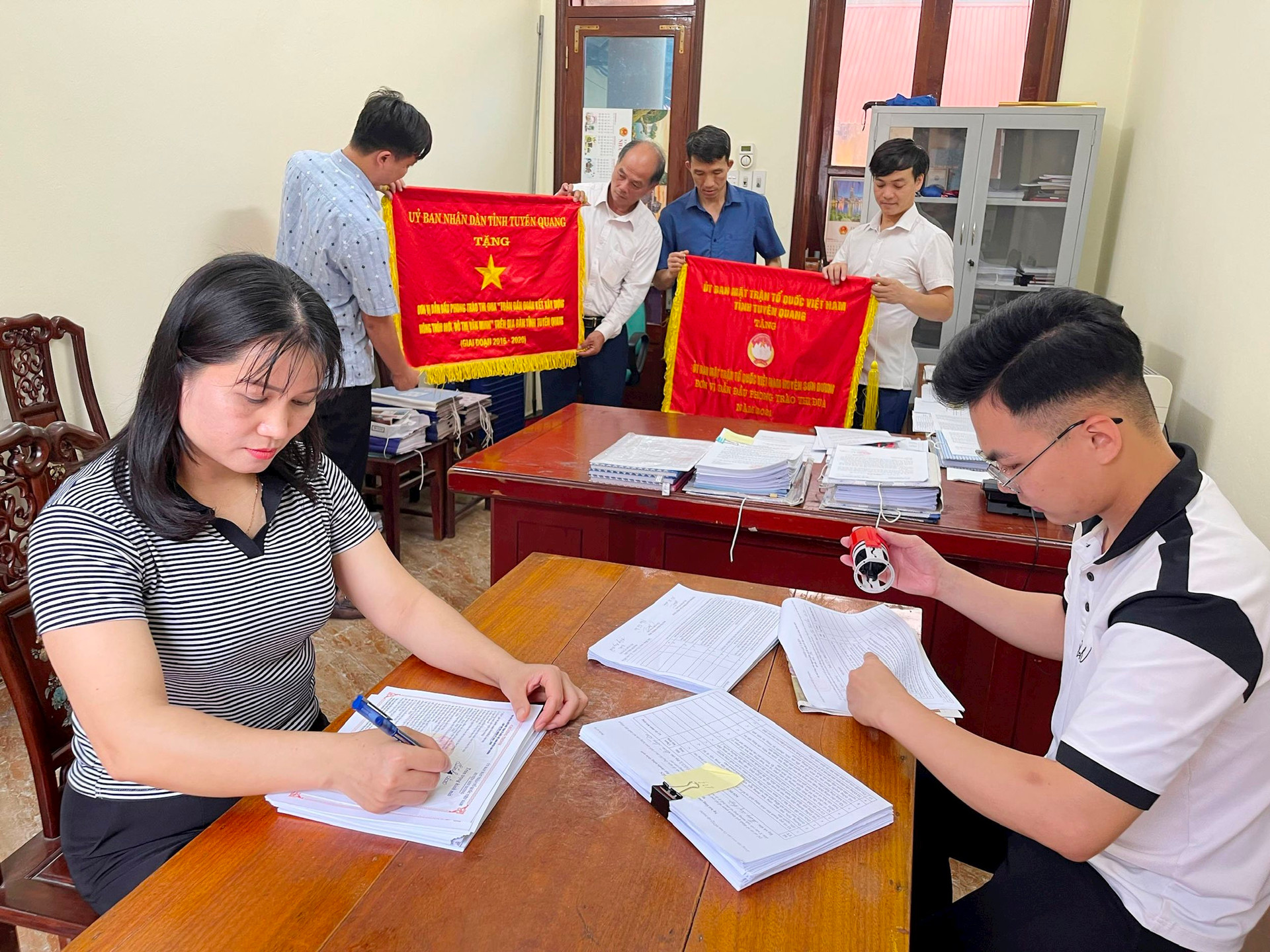 Den Kongress der Vietnamesischen Vaterländischen Front auf allen Ebenen für die Amtszeit 2024–2029 als wichtiges politisches Ereignis zu betrachten; Durch den Kongress werden die Position, die Rolle und die edle Mission der Vietnamesischen Vaterländischen Front beim Aufbau des großen Blocks der nationalen Einheit weiterhin bekräftigt. Dies ist auch eine Gelegenheit, die Situation aller Bevölkerungsklassen beim Aufbau des großen Blocks der nationalen Einheit zusammenzufassen und objektiv zu bewerten. Ergebnisse der Umsetzung der Resolutionen der Kongresse der Vietnamesischen Vaterländischen Front auf allen Ebenen in der vergangenen Amtszeit und der Ausarbeitung von Richtungen, Zielen und Aktionsprogrammen zur Umsetzung der neuen Amtszeit