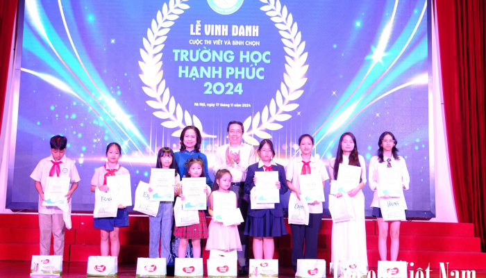 Le magazine Vietnam Children récompense le concours d'écriture et de vote « Happy School »