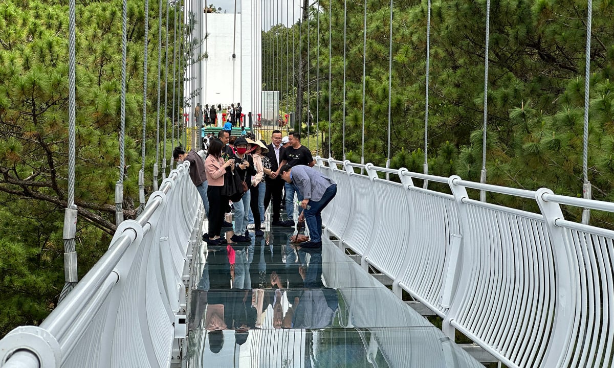 Un pont de verre à Love Valley ouvre ses portes pour accueillir les visiteurs