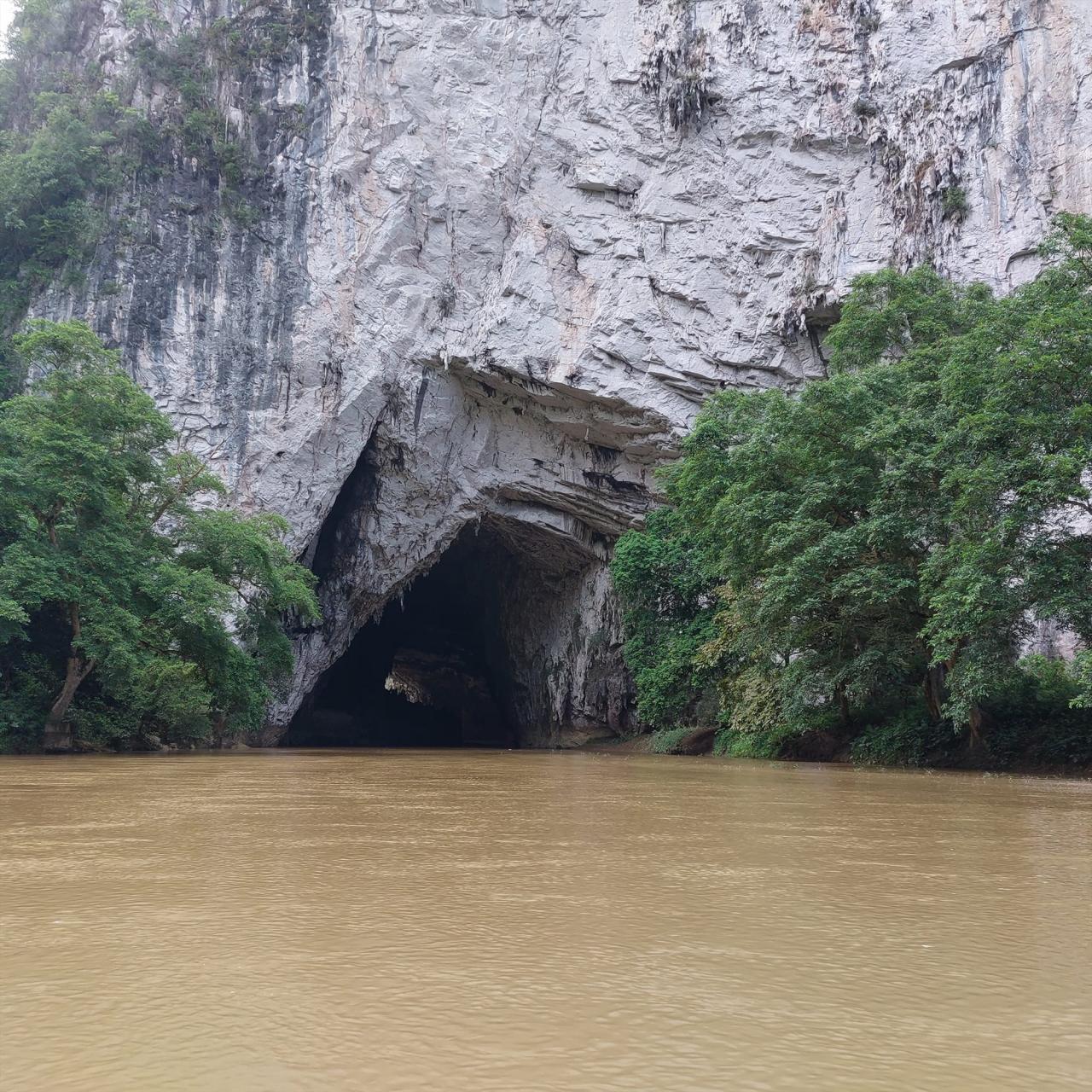 On the journey to explore Ba Be Lake, visitors will visit some famous places such as Ao Tien, An Ma Temple, Ba Goa Island...