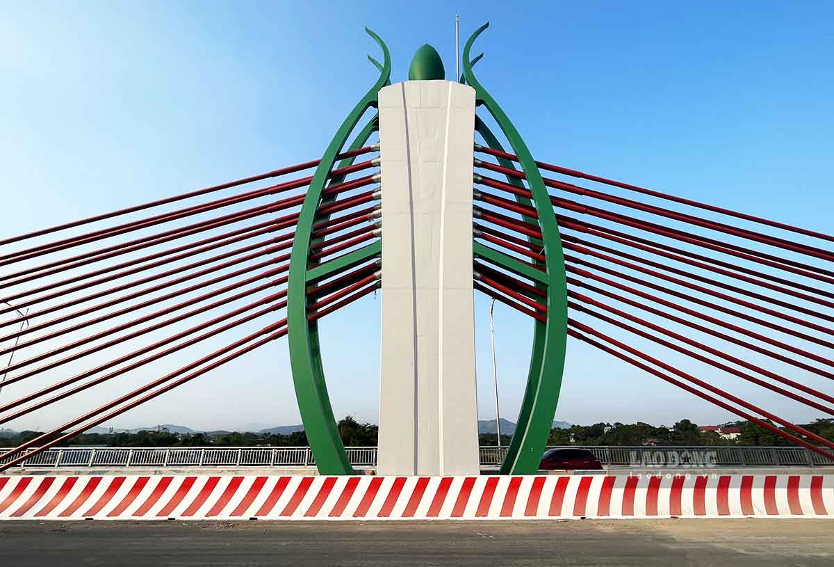 The support towers are designed with the image of Tan Cuong green tea buds from Thai Nguyen land. Each tower is responsible for anchoring 32 load-bearing cable bundles to support the bridge spans.