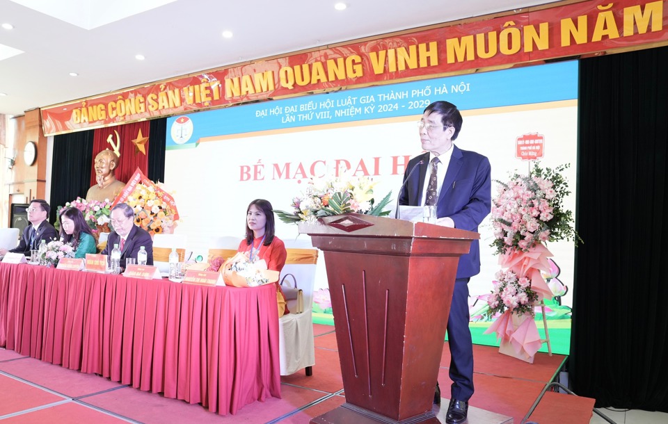 Le nouveau président du barreau de Hanoi, Dao Ba Son, prend la parole lors du congrès