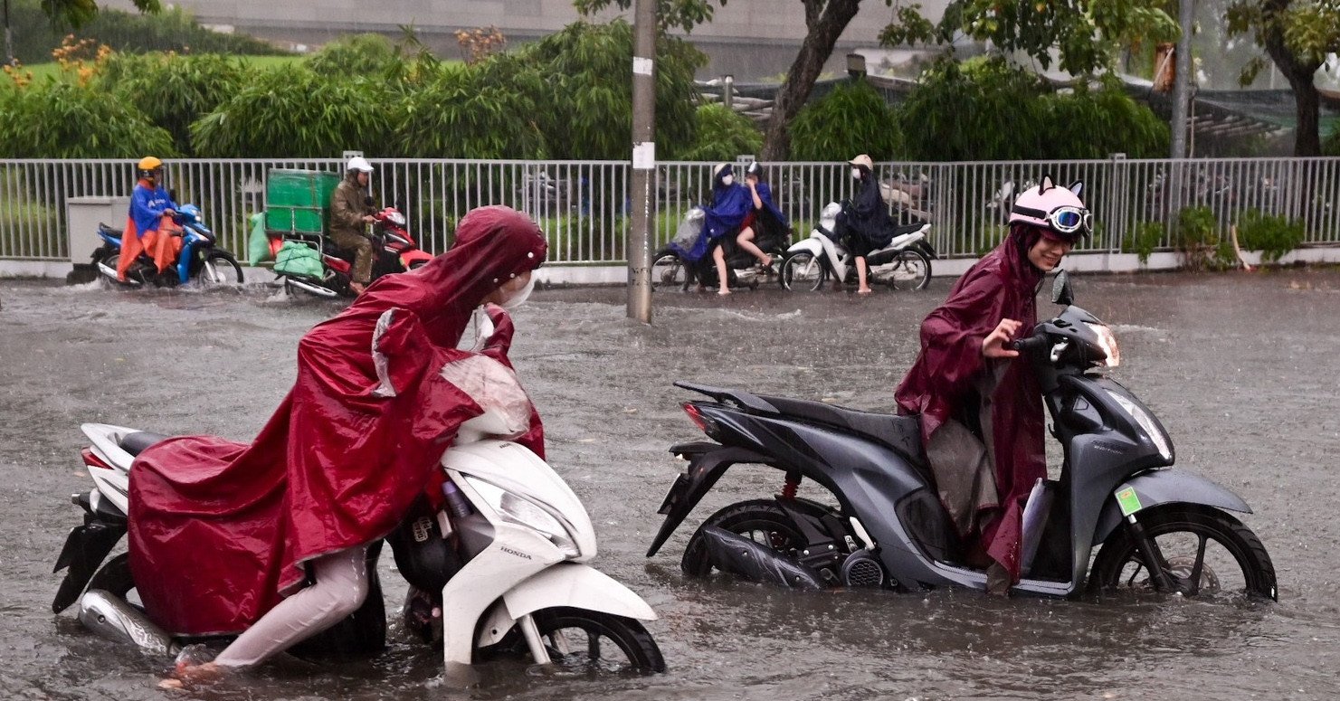 Starker Regen in Hanoi, viele Menschen stecken mitten im Wasser fest