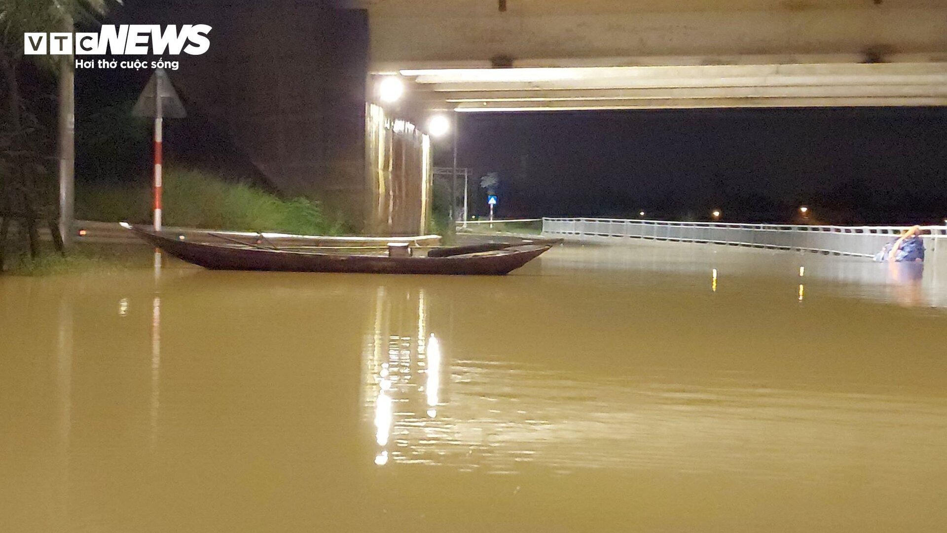 Hochwasser sperrte um Mitternacht die Nationalstraße 14G, die Bewohner von Da Nang beeilten sich, ihre Autos zu parken - 3