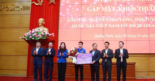 Midfielder Hai Long received nearly 500 million VND in rewards from his hometown of Quang Ninh