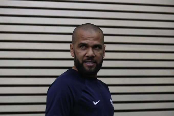 Dani Alves có thể phải ngồi tù một đến hai năm đến khi hoàn tất điều tra và vụ việc được đưa ra xét xử. Ảnh: EFE