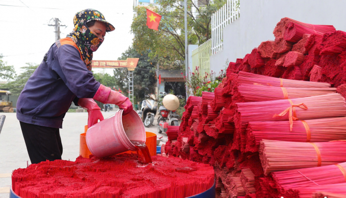 People of Quang Phu Cau incense village are busy during Tet holiday