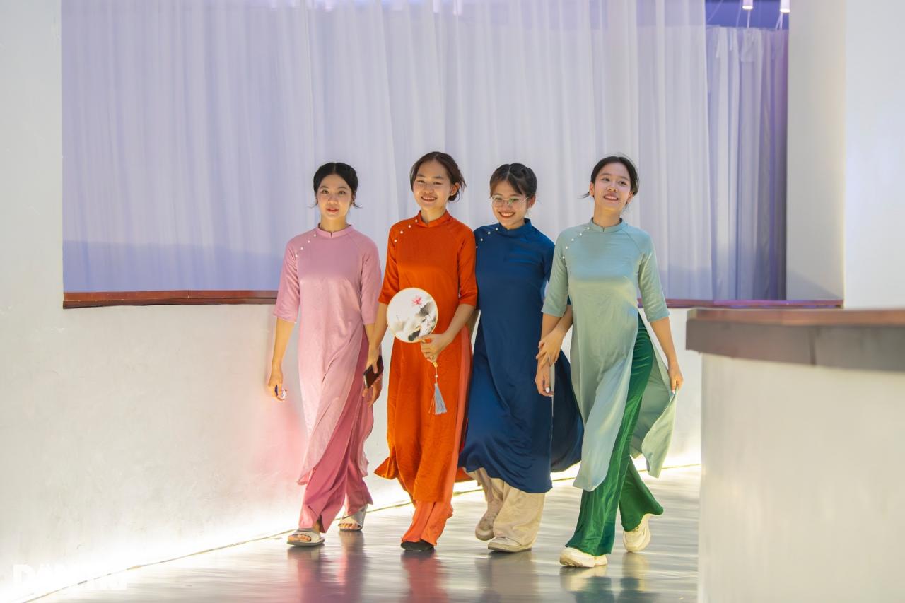 Giới trẻ thích thú mặc áo ngũ thân, tham quan bảo tàng nghìn tỷ tại Hà Nội - 9