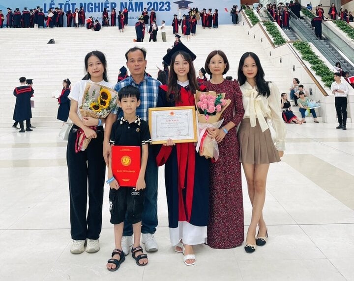 Nguyen Thi Anh Nguyet recibió su diploma con su familia. (Foto cortesía)