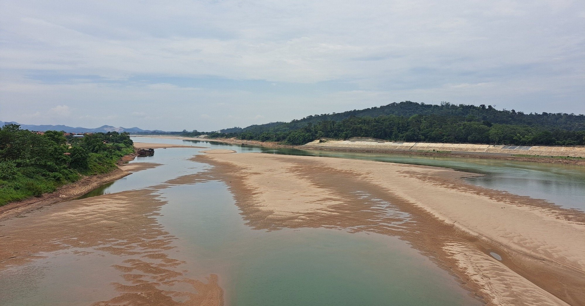 La chaleur se prolonge, de nombreuses rivières et lacs s'assèchent et l'herbe pousse à l'état sauvage