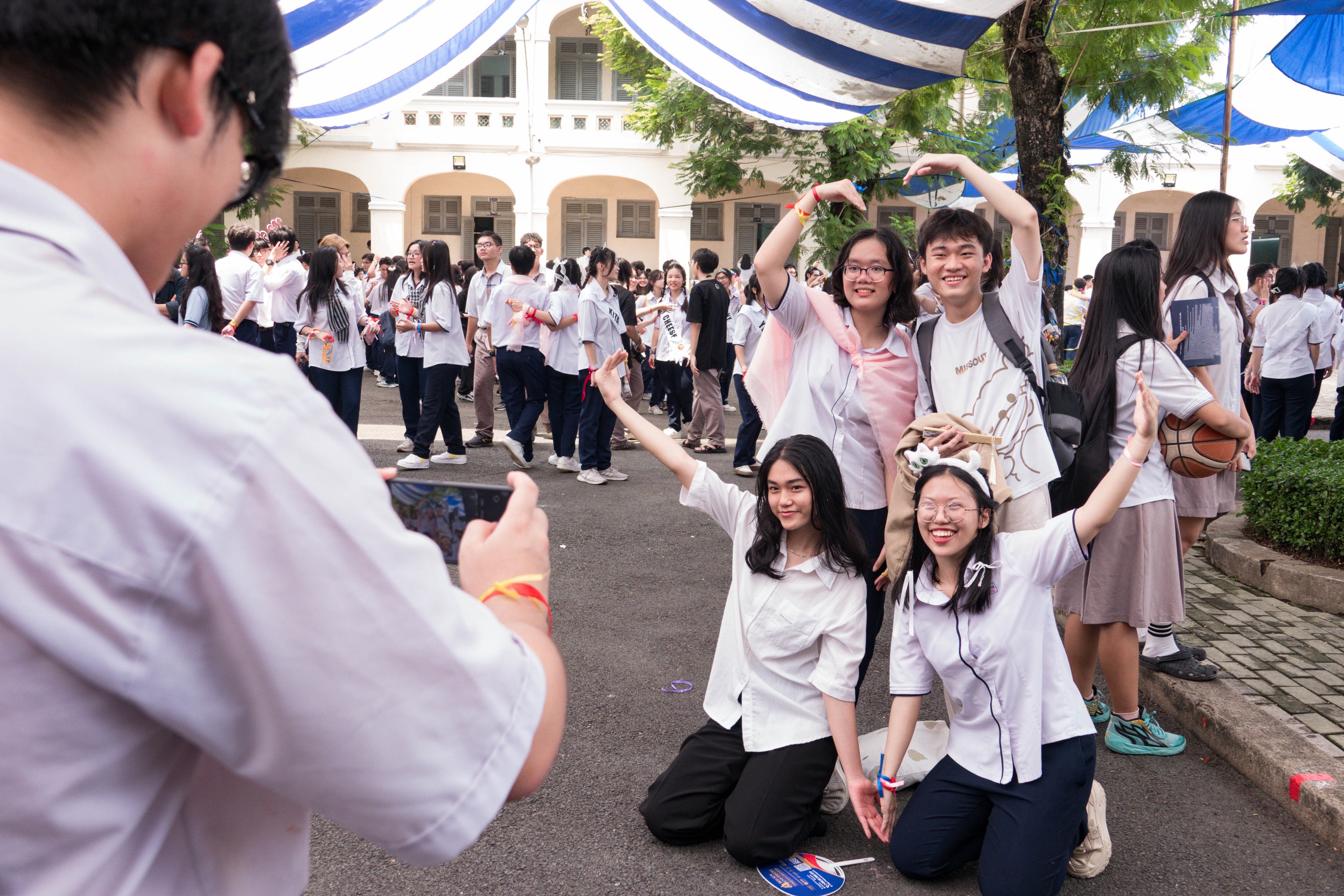 Học sinh Trường THPT chuyên Lê Hồng Phong ‘thắp sáng’ cả bầu trời trong ngày chia tay- Ảnh 16.