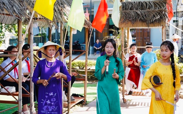 Hàng trăm giáo viên, học sinh hào hứng giao lưu, lan toả nghệ thuật Bài Chòi - Ảnh 2.