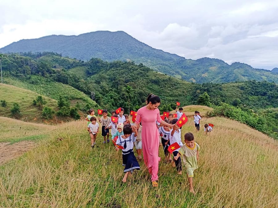 nguoi lam bao dong hanh cung thay co giao trong su nghiep trong nguoi hinh 2