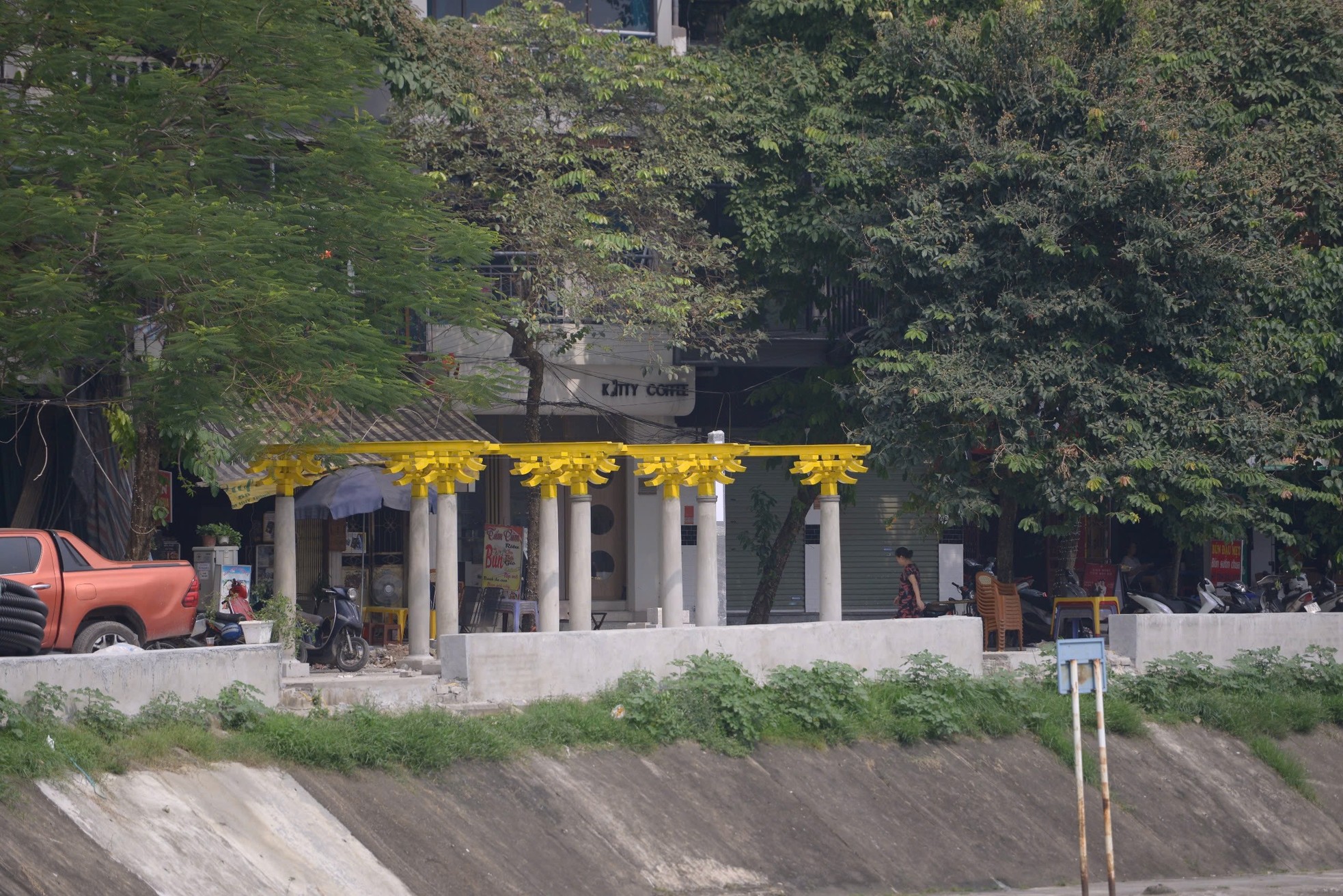 Close-up of the walking street around Ngoc Khanh Lake about to come into operation photo 6