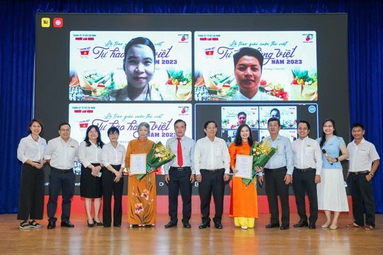 Many workers honor the authors who won the contest 