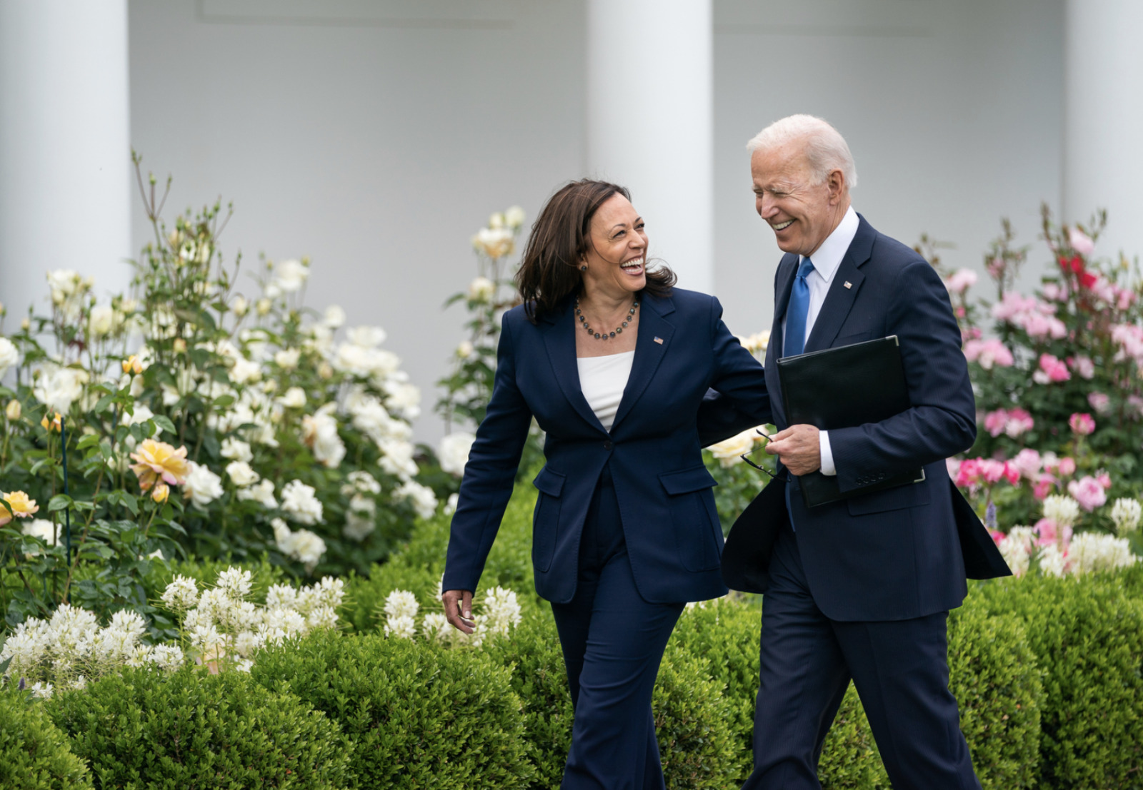 Elecciones estadounidenses 2024: la estatua de Kamala Harris en la mano, imagen 1