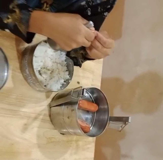 School in Son La rotates feeding students rice and boiled eggs photo 2