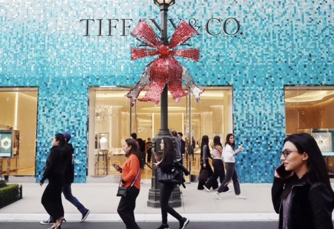 Junge Leute vor einem Geschäft von Tiffany & Co. im Einkaufszentrum Americana at Brand, Kalifornien, Dezember 2023. Foto: Newsweek