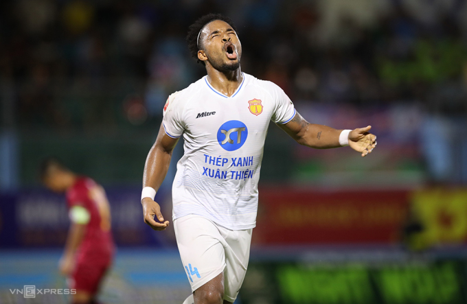 Rafaelson là người hùng của Nam Định với cú đúp mang về chiến thắng 3-2 trên sân của Khánh Hoà.