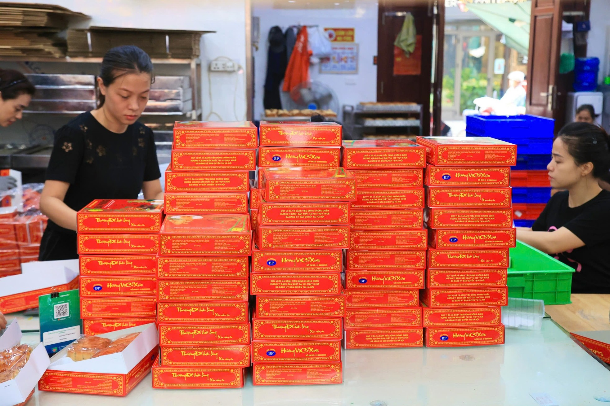 People line up to buy traditional moon cakes on Thuy Khue street photo 7