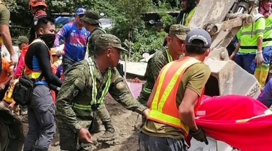 Philippine rescuers search for missing people. Photo: DAILY TRIBUNE