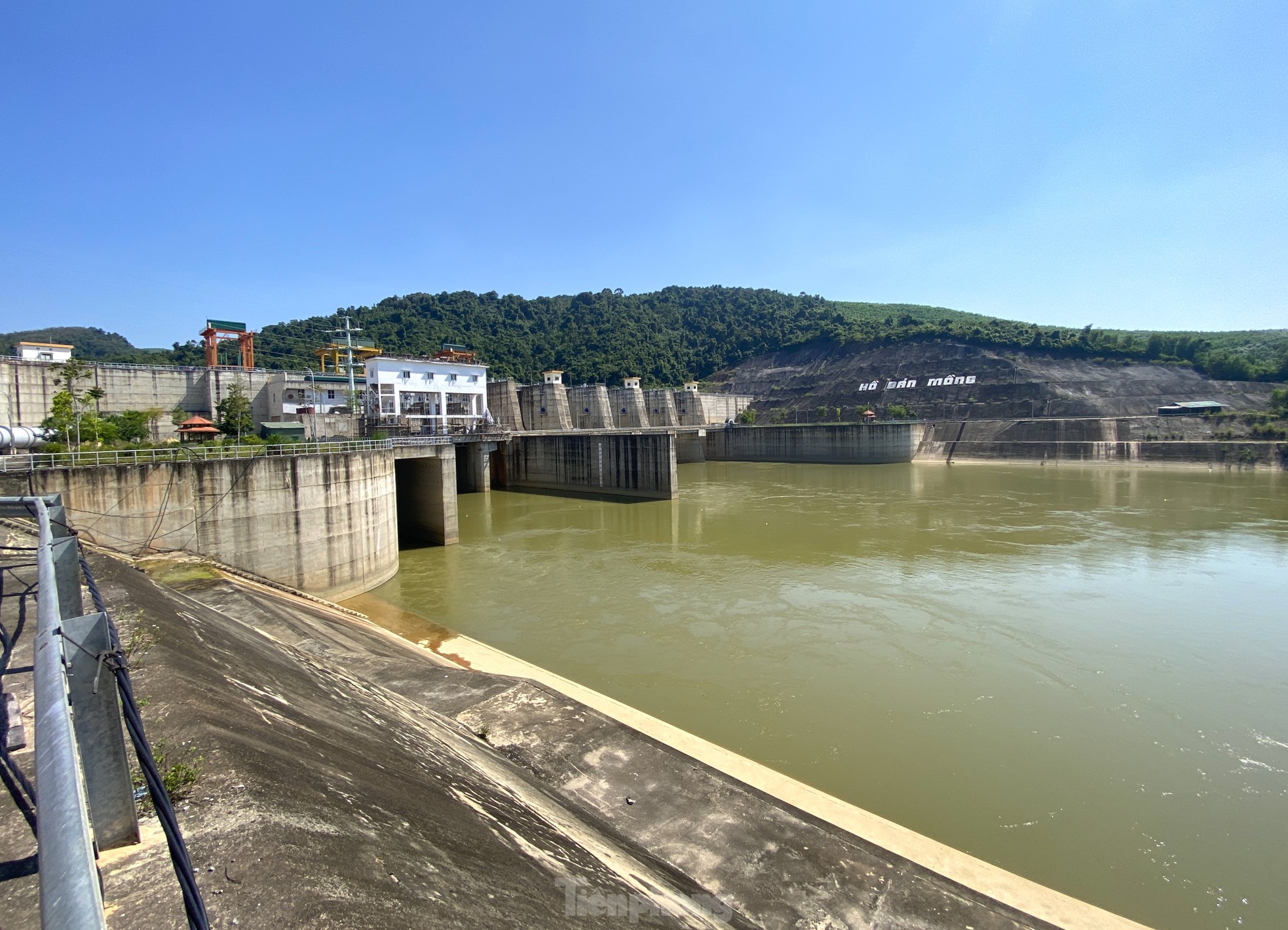 Nahaufnahme des Ban Mong Reservoirs, das über 5.550 Milliarden kostete und 15 Jahre lang „still lag“, Foto 6