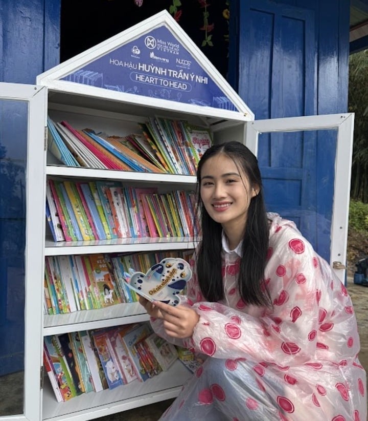 Y Nhi makes bookshelves for schools in disadvantaged areas.