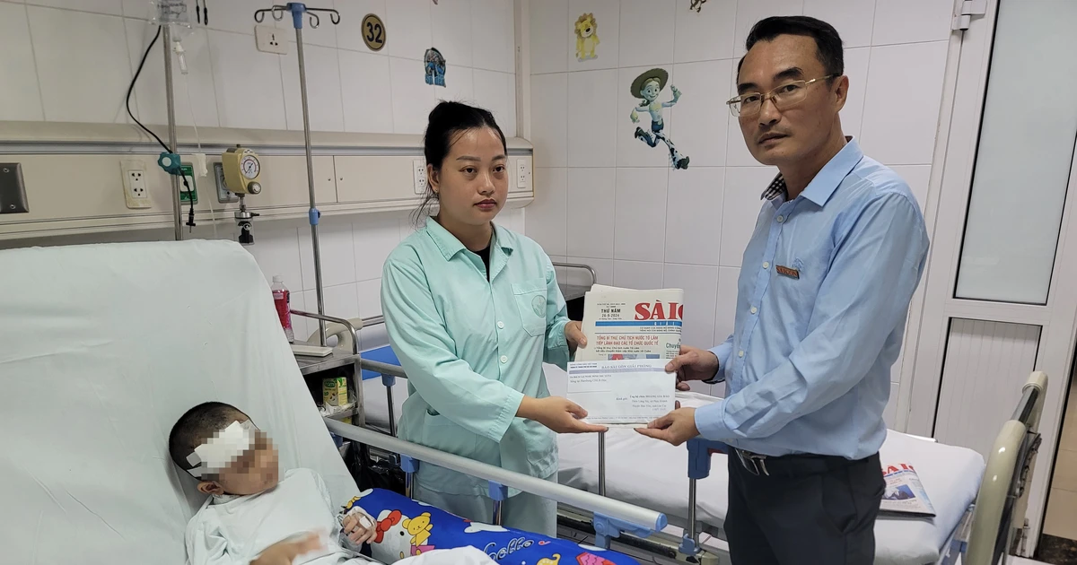 Donaciones de los lectores del periódico Saigon Giai Phong para ayudar a dos niños en las inundaciones repentinas en Lang Nu