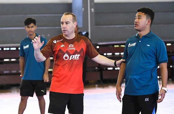 El veterano estratega Carlos César (camiseta roja) se ha despedido de la selección tailandesa de fútbol sala.