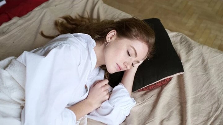 Wearing earrings while sleeping is not a good habit for the body.