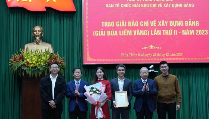 Thừa Thiên Huế trao Giải Báo chí Búa liềm vàng lần thứ II