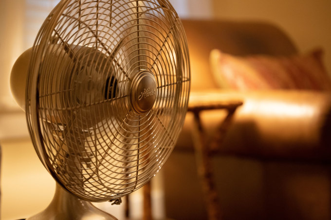 Los ventiladores de mesa deben tener una base resistente y una jaula protectora para evitar causar daños a los niños. Foto: Unsplash