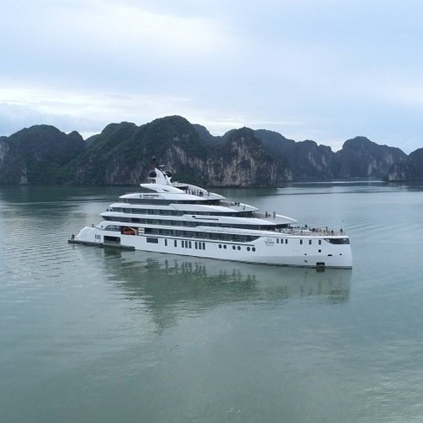 Super yacht reliant les baies d'Ha Long et de Bai Tu Long