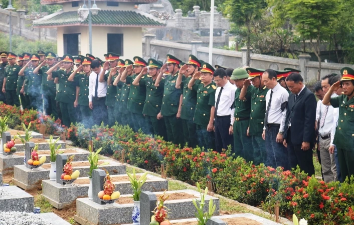 พิธีศพและฝังศพทหารอาสาสมัครและผู้เชี่ยวชาญชาวเวียดนามที่เสียชีวิตในลาว ภาพที่ 4