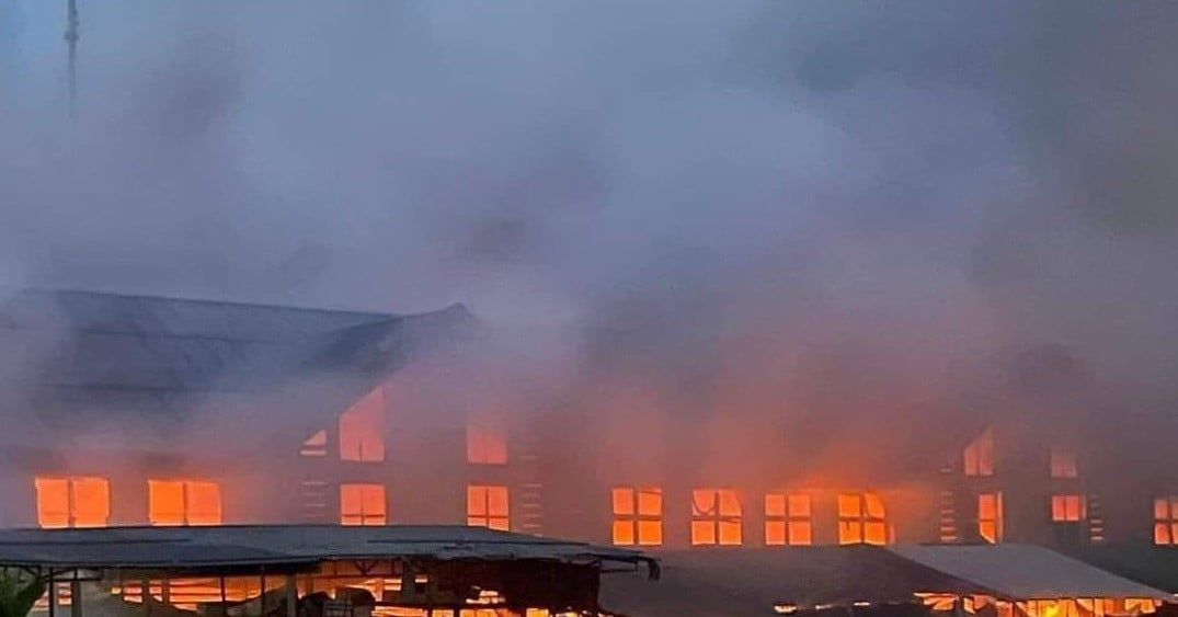 Más de 4 horas de incendio en el mercado de montaña de TT-Hue, 335 puestos y quioscos quemados