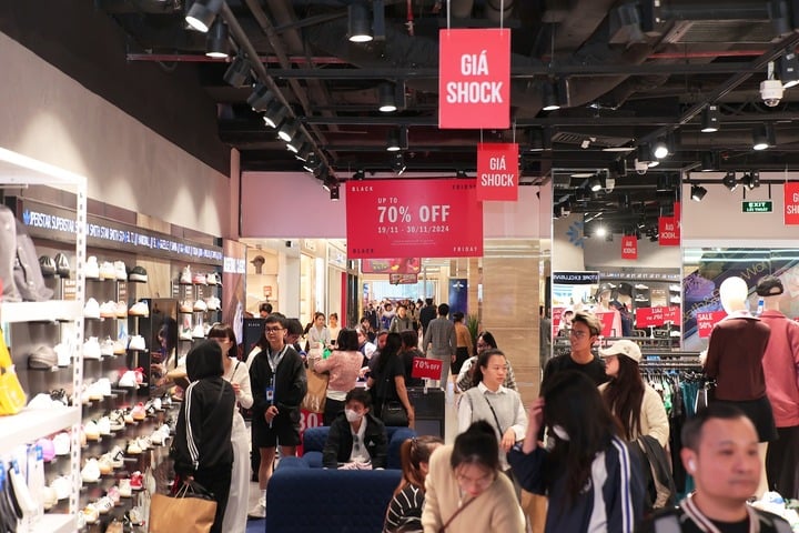 Vincom chain 'explodes' with nearly 2 million visitors in 3 days of Black Friday - 1