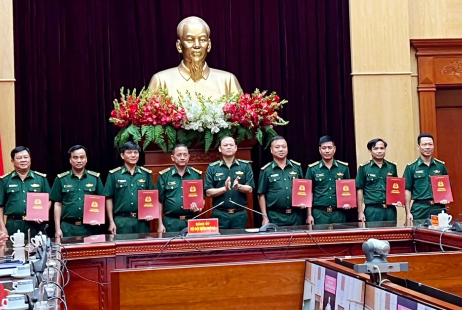 Oberst Tran Manh Hung (dritter von rechts) ist stellvertretender Kommandeur der Grenzwache der Provinz Quang Nam. Foto: BP