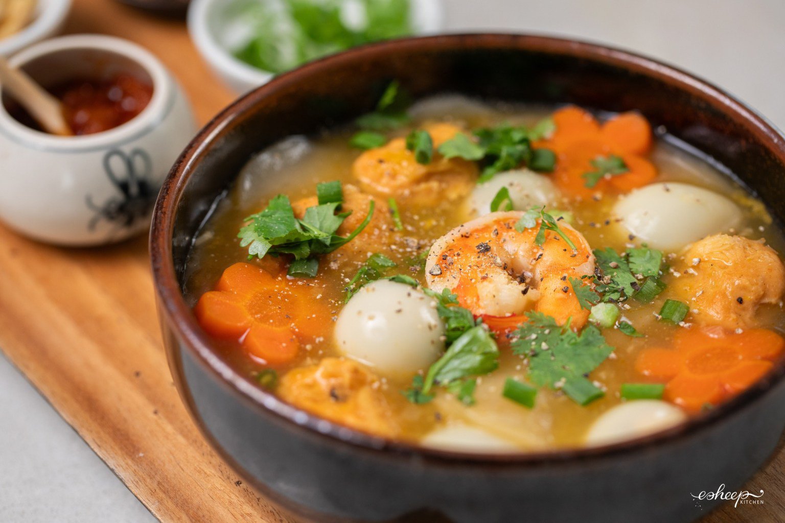 Tô bánh canh phồng tôm hấp dẫn với tôm, trứng cút - Ảnh:  Esheep Kitchen