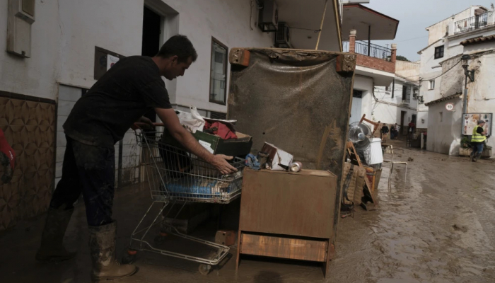 El presidente regional español admite errores en la respuesta a las inundaciones, pero se niega a dimitir