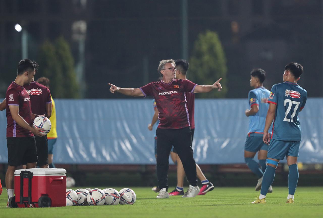 Coach Troussier is a master, waiting for the Vietnamese team to "transform"