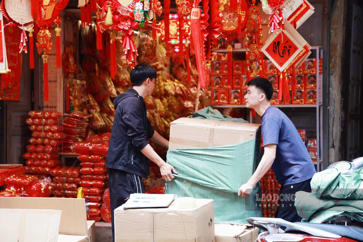 At this time, traders are busy preparing goods to serve people's Tet shopping needs.