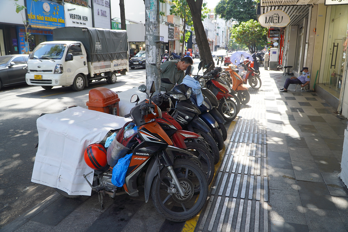 Nearly 900 streets in Ho Chi Minh City are eligible for sidewalk 'renting'