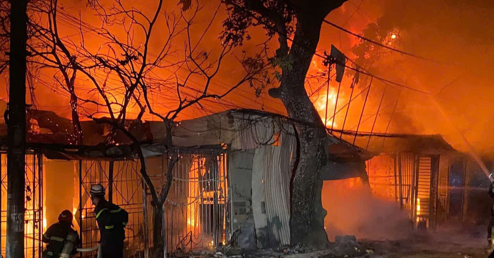 Riesiges Feuer brennt ganze Lagerhalle in Hanoi nieder