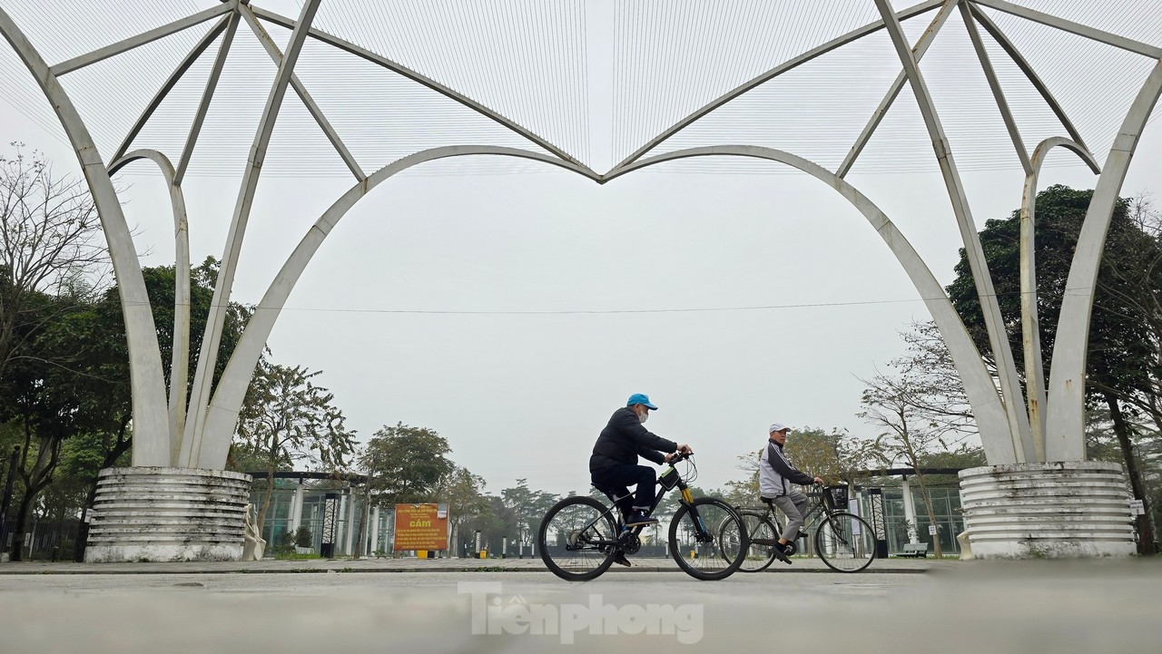 Estado actual del parque con forma de guitarra valorado en 200 mil millones de dongs en Hanoi foto 16