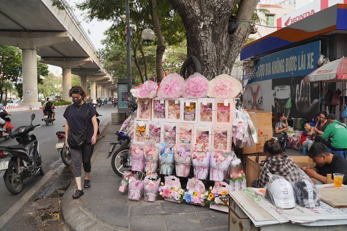 Diversified flower and gift market for Vietnamese Teachers' Day November 20, photo 17